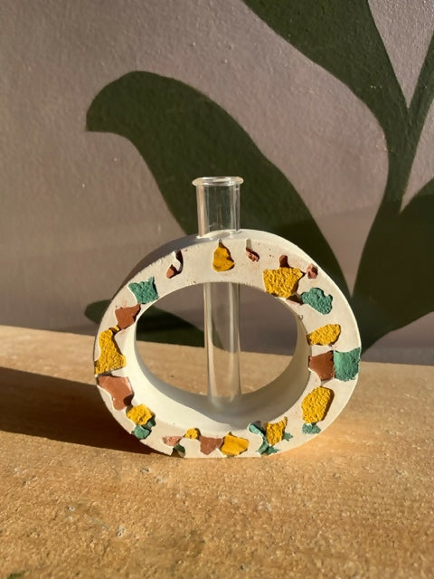 round vase