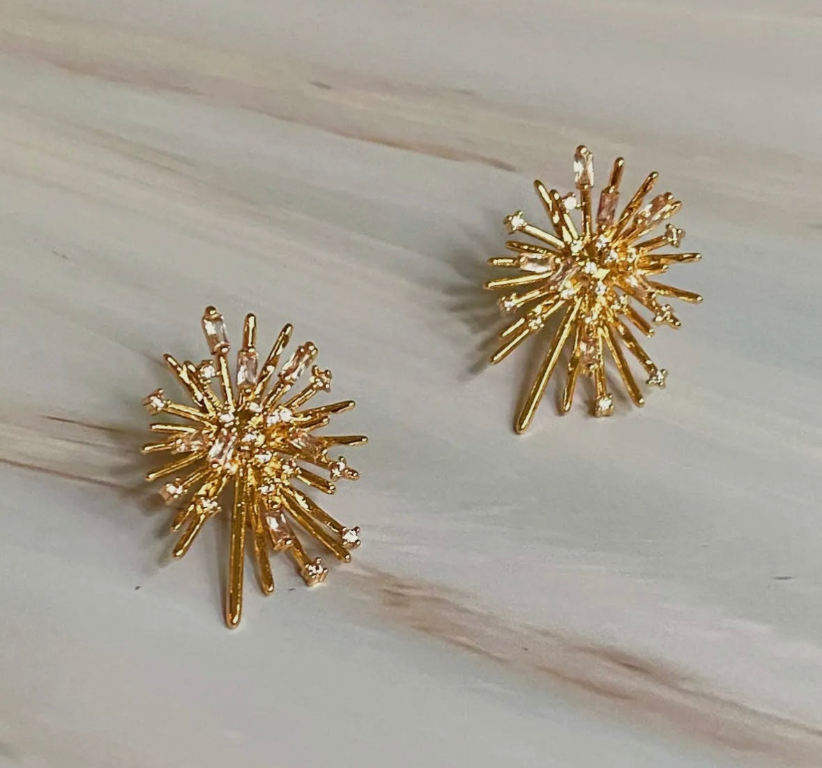 Shines Spreads Stud Earrings