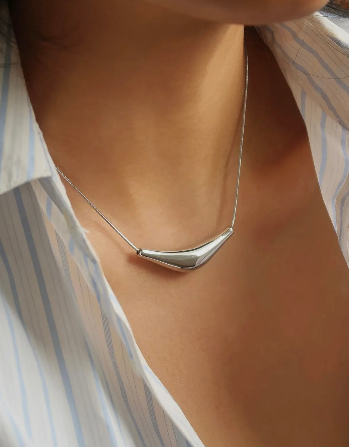 Cendre 18K Gold Non-Tarnish Curve
Sweater Necklace