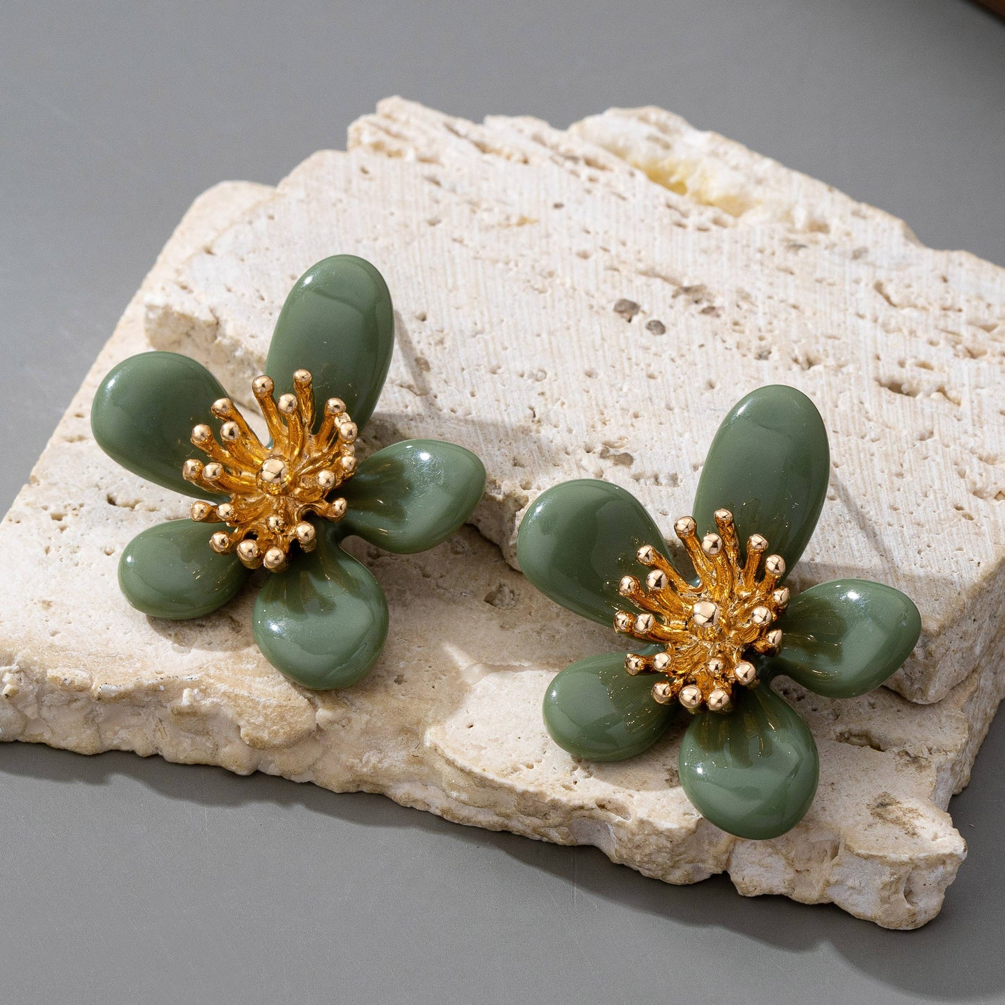 RESIN VINTAGE FLORAL GOLD EARRINGS